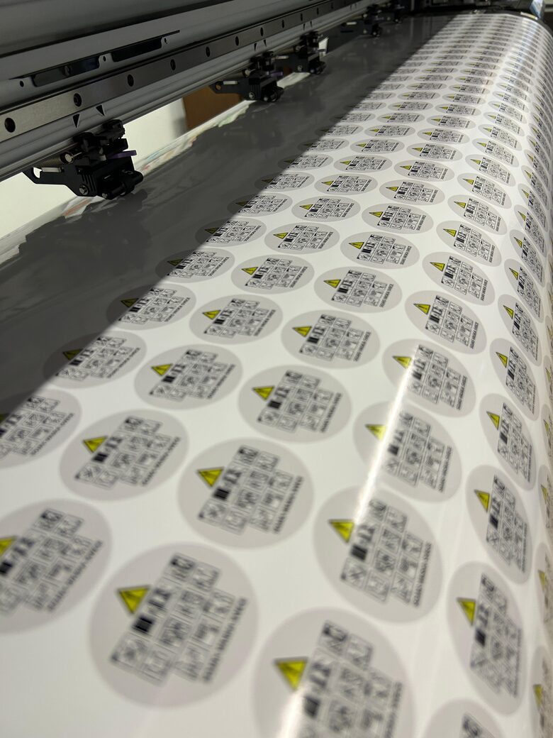 uzlīmju druka, logo uzlīmes, etiķetes, marķējumu druka, pasākumu uzlīmes, reklāmas uzlīmes, skatlogu uzlīmes,