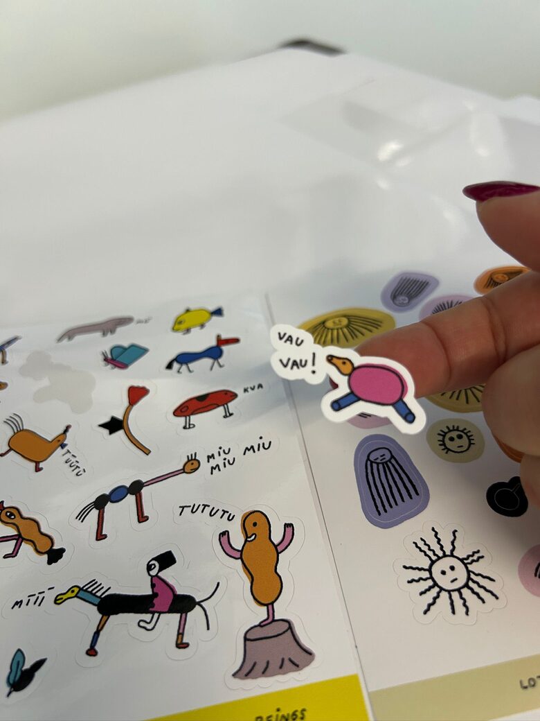 uzlīmju druka, logo uzlīmes, etiķetes, marķējumu druka, pasākumu uzlīmes, reklāmas uzlīmes, skatlogu uzlīmes,