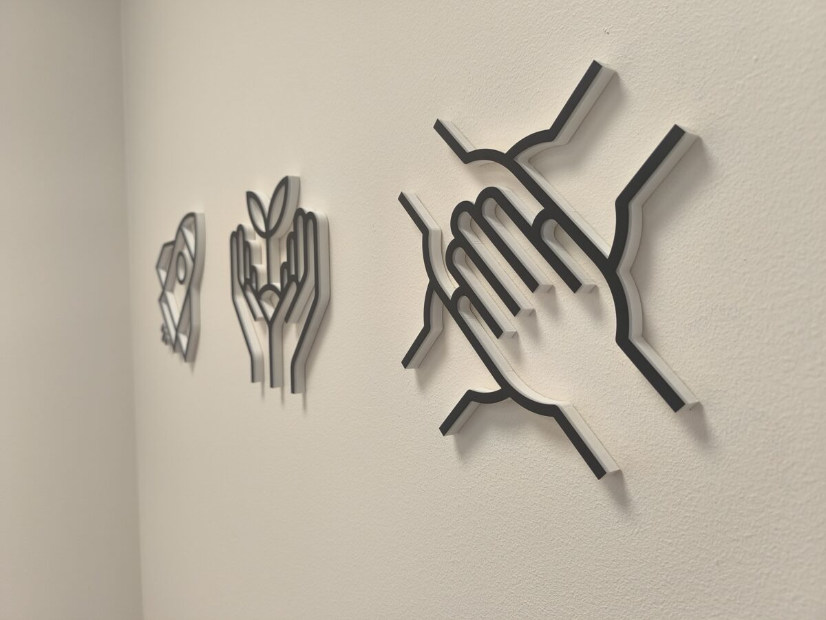 Organiskā stikla logo izgatavošana pēc individuāla dizaina uzņēmumu interjeram.