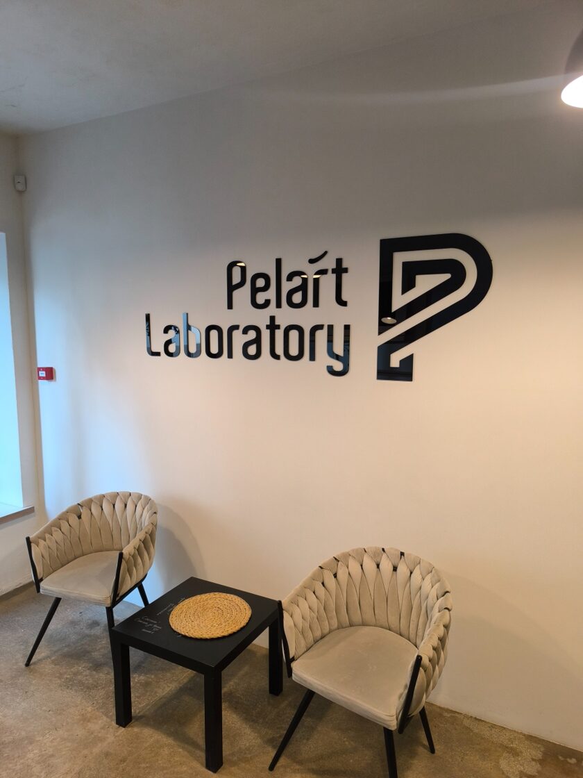 Individuāli izgatavots organiskā stikla logo uzņēmuma telpām